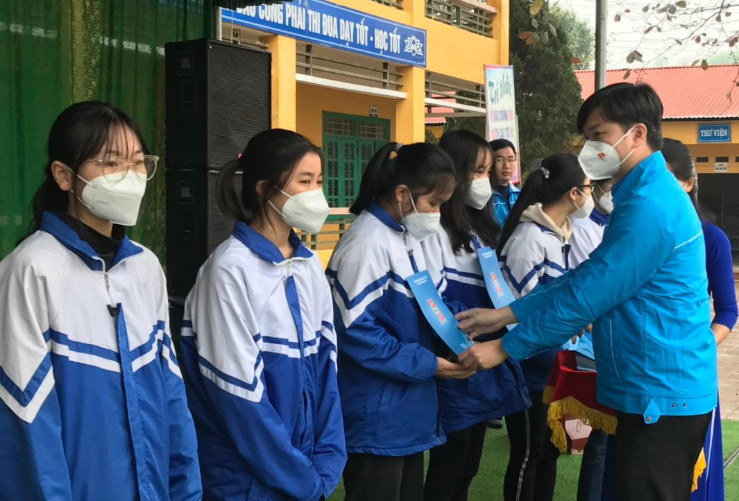 Bí thư T.Ư Đoàn, Chủ tịch Hội Sinh viên Việt Nam Nguyễn Minh Triết tặng học bổng của T.Ư Đoàn cho các học sinh trường THPT Nguyễn Huệ, huyện Đại Từ. Tại buổi lễ, 20 em học sinh nghèo vượt khó cũng được tặng xe đạp để hỗ trợ việc học tập, đi lại. Các đại biểu đã tham gia lễ khởi công 1 nhà vệ sinh sử dụng vật liệu gạch sinh thái từ chai nhựa, trị giá 100 triệu đồng tại trường THCS Phú Thịnh. Ảnh: Trường Phong