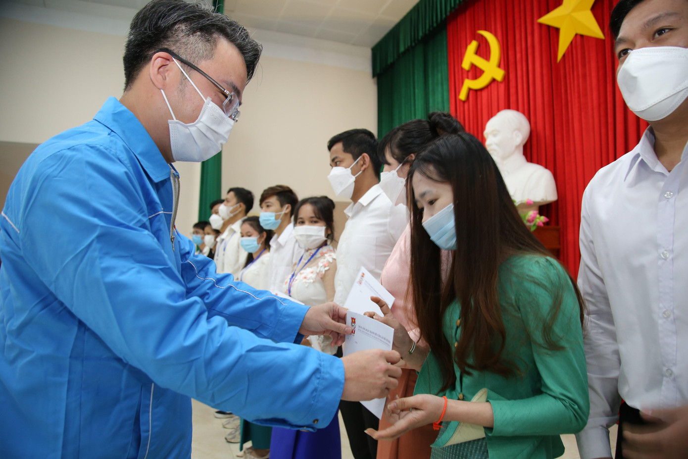 Bí thư T.Ư Đoàn Nguyễn Tường Lâm thăm, tặng quà cho các sinh viên Lào, Campuchia tại trường Cao đẳng Thái Nguyên. Ảnh: Lâm Đăng Hải