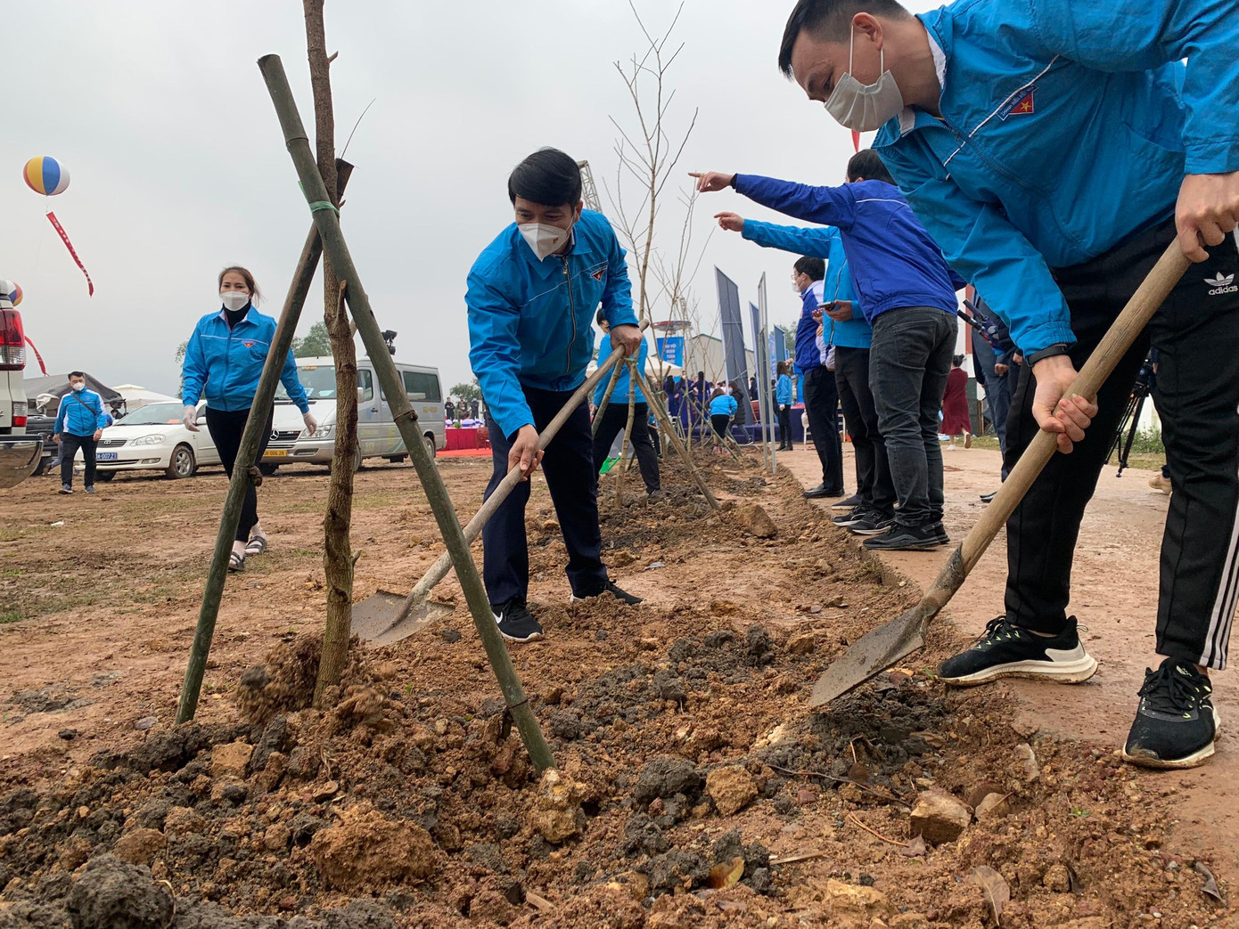 Anh Nguyễn Ngọc Lương cùng các đại biểu trồng cây và tham gia lễ khánh thành công trình &quot;Đường cây thanh niên&quot;, gồm 91 cây hoa ban tại Khu di tích Thanh niên xung phong Việt Nam xã Yên Lãng, huyện Đại Từ. Ảnh: Phan Hậu
