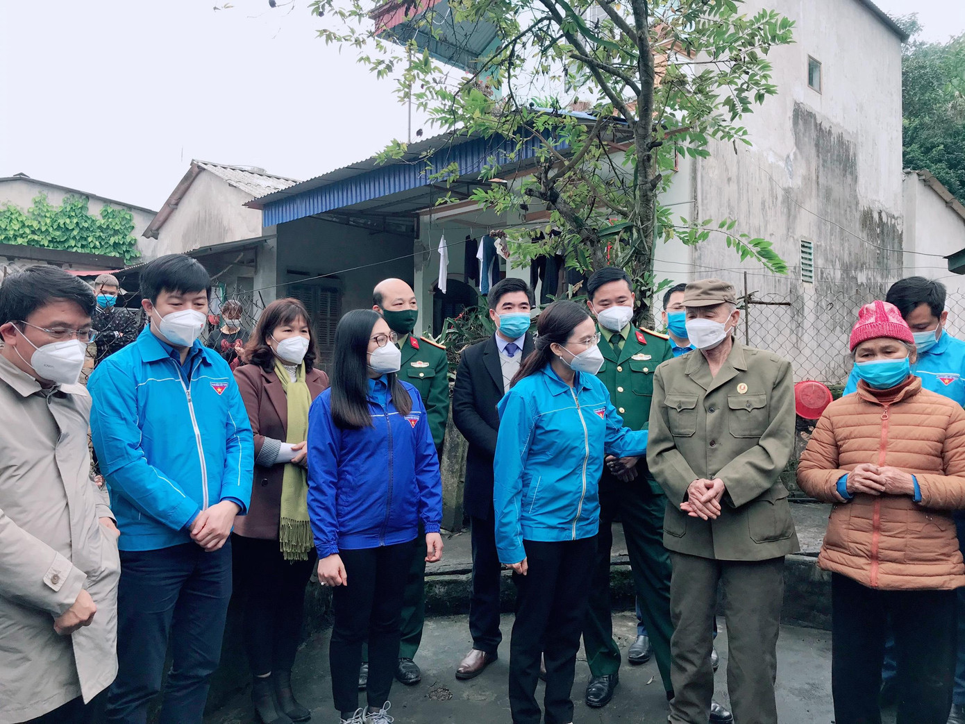 Bí thư T.Ư Đoàn, Chủ tịch Hội đồng Đội T.Ư Nguyễn Phạm Duy Trang thăm, động viên gia đình ông Khương Văn Thông, ở xã Cù Vân, là hộ nghèo, được tặng Ngôi nhà 100 đồng. Ảnh: Ngọc Trang