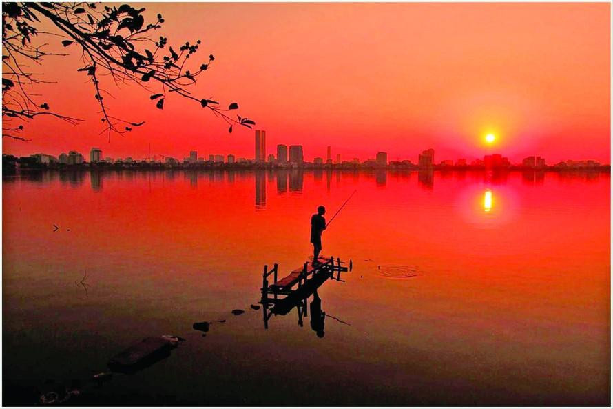 Một góc Hồ Tây khi hoàng hôn. Ảnh: Trường Phong