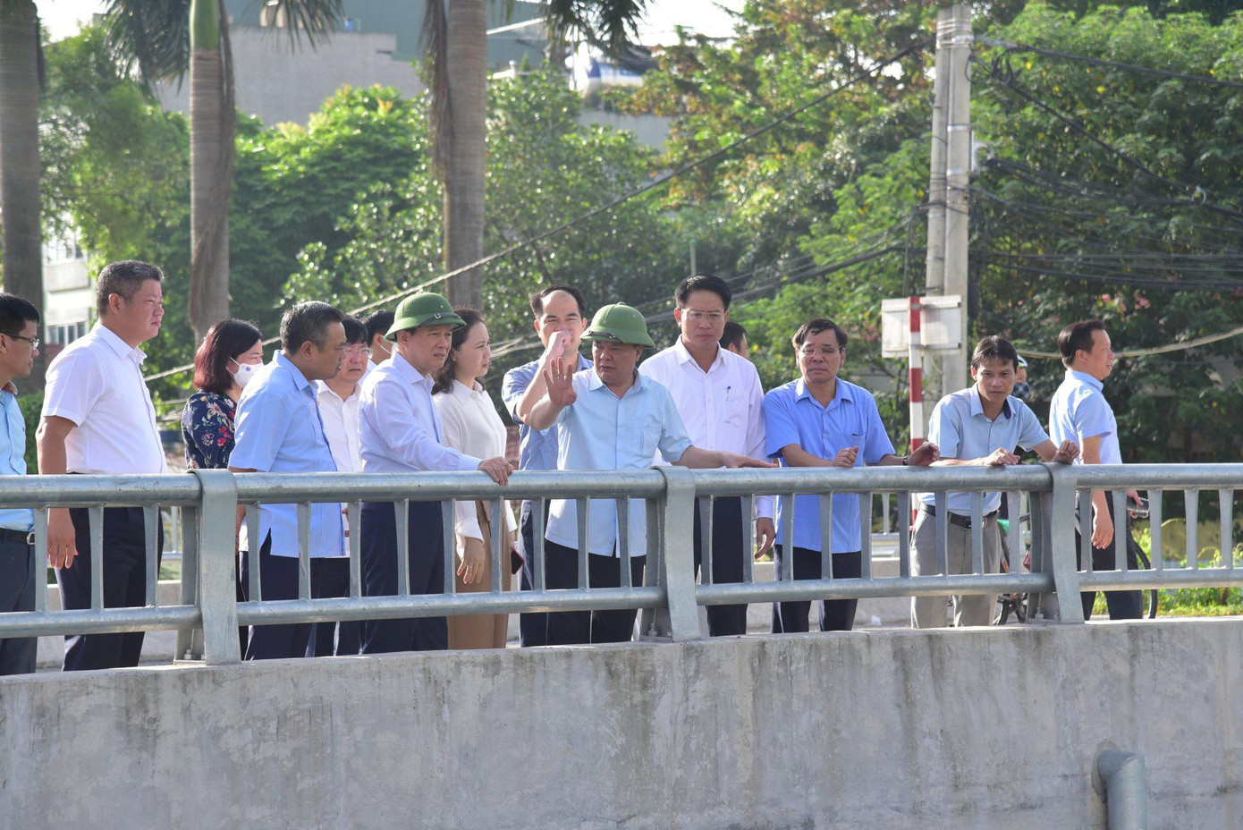 Bí thư Thành uỷ Hà Nội Đinh Tiến Dũng và các đồng chí Thường trực Thành uỷ Hà Nội kiểm tra thực địa Dự án cải thiện hệ thống tiêu nước khu vực phía tây thành phố. Ảnh: PV
