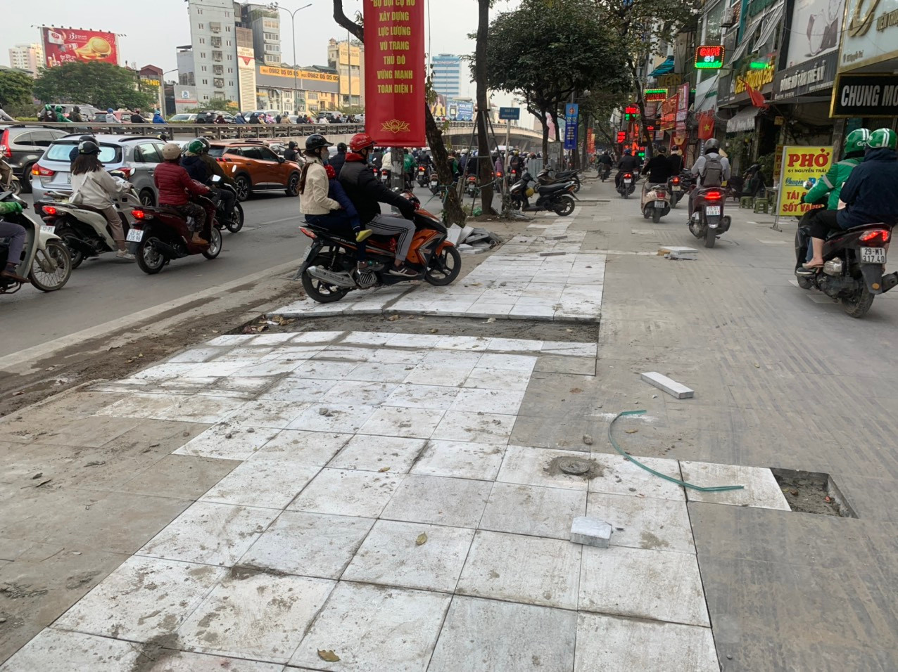 Phía Ban QLDA quận Thanh Xuân cho biết, trong thời gian tới, sẽ kiến nghị nhiều biện pháp cần thiết để hạn chế tình trạng ô tô, xe máy đi lên vỉa hè, trong đó có thể tính tới việc bố trí các gờ ngăn chặn xe đi lên. Ảnh: Duy :Phạm