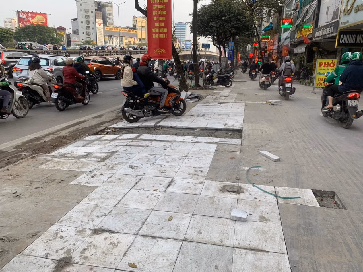 Phía Ban QLDA quận Thanh Xuân cho biết, trong thời gian tới, sẽ kiến nghị nhiều biện pháp cần thiết để hạn chế tình trạng ô tô, xe máy đi lên vỉa hè, trong đó có thể tính tới việc bố trí các gờ ngăn chặn xe đi lên. Ảnh: Duy :Phạm