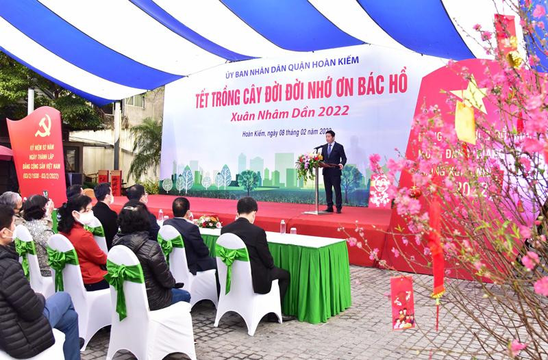 Phát động “Tết trồng cây đời đời nhớ ơn Bác Hồ” Xuân Nhâm Dần 2022, Chủ tịch UBND quận Hoàn Kiếm Phạm Tuấn Long cho biết, trong những năm qua, quận đã tập trung bảo vệ môi trường, nâng cao chất lượng cuộc sống của người dân, triển khai các dự án hợp tác quốc tế về môi trường như: Hợp tác với vùng Ile - de - France (Pháp) về quy hoạch và không gian đi bộ, hợp tác với quận Lichtenberg - Berlin (Đức) về sử dụng năng lượng sạch. Gần đây nhất, ngày 21/1/2022, quận đã hợp tác với tổ chức “Think playground” khánh thành sân chơi vườn cây tại bờ sông Hồng. Trong những năm qua, quận đã trồng bổ sung gần 1.000 cây xanh đô thị và trồng bổ sung hơn 23.000m2 cây đơn lẻ, mảng cây, thảm cỏ. Ảnh: PV Phát động “Tết trồng cây đời đời nhớ ơn Bác Hồ” Xuân Nhâm Dần 2022, Chủ tịch UBND quận Hoàn Kiếm Phạm Tuấn Long cho biết, trong những năm qua, quận đã tập trung bảo vệ môi trường, nâng cao chất lượng cuộc sống của người dân, triển khai các dự án hợp tác quốc tế về môi trường như: Hợp tác với vùng Ile - de - France (Pháp) về quy hoạch và không gian đi bộ, hợp tác với quận Lichtenberg - Berlin (Đức) về sử dụng năng lượng sạch. Gần đây nhất, ngày 21/1/2022, quận đã hợp tác với tổ chức “Think playground” khánh thành sân chơi vườn cây tại bờ sông Hồng. Trong những năm qua, quận đã trồng bổ sung gần 1.000 cây xanh đô thị và trồng bổ sung hơn 23.000m2 cây đơn lẻ, mảng cây, thảm cỏ. Ảnh: PV