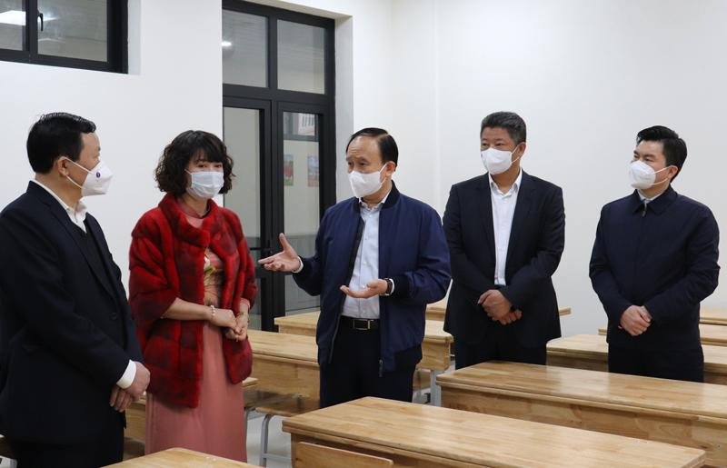 Chủ tịch HĐND thành phố Hà Nội Nguyễn Ngọc Tuấn trong cuộc kiểm tra công tác đón học sinh trở lại trường. Ảnh: PV Chủ tịch HĐND thành phố Hà Nội Nguyễn Ngọc Tuấn trong cuộc kiểm tra công tác đón học sinh trở lại trường. Ảnh: PV