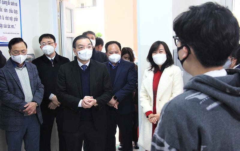 Chủ tịch UBND thành phố Hà Nội Chu Ngọc Anh kiểm tra công tác đón học sinh trở lại trường. Ảnh: PV Chủ tịch UBND thành phố Hà Nội Chu Ngọc Anh kiểm tra công tác đón học sinh trở lại trường. Ảnh: PV