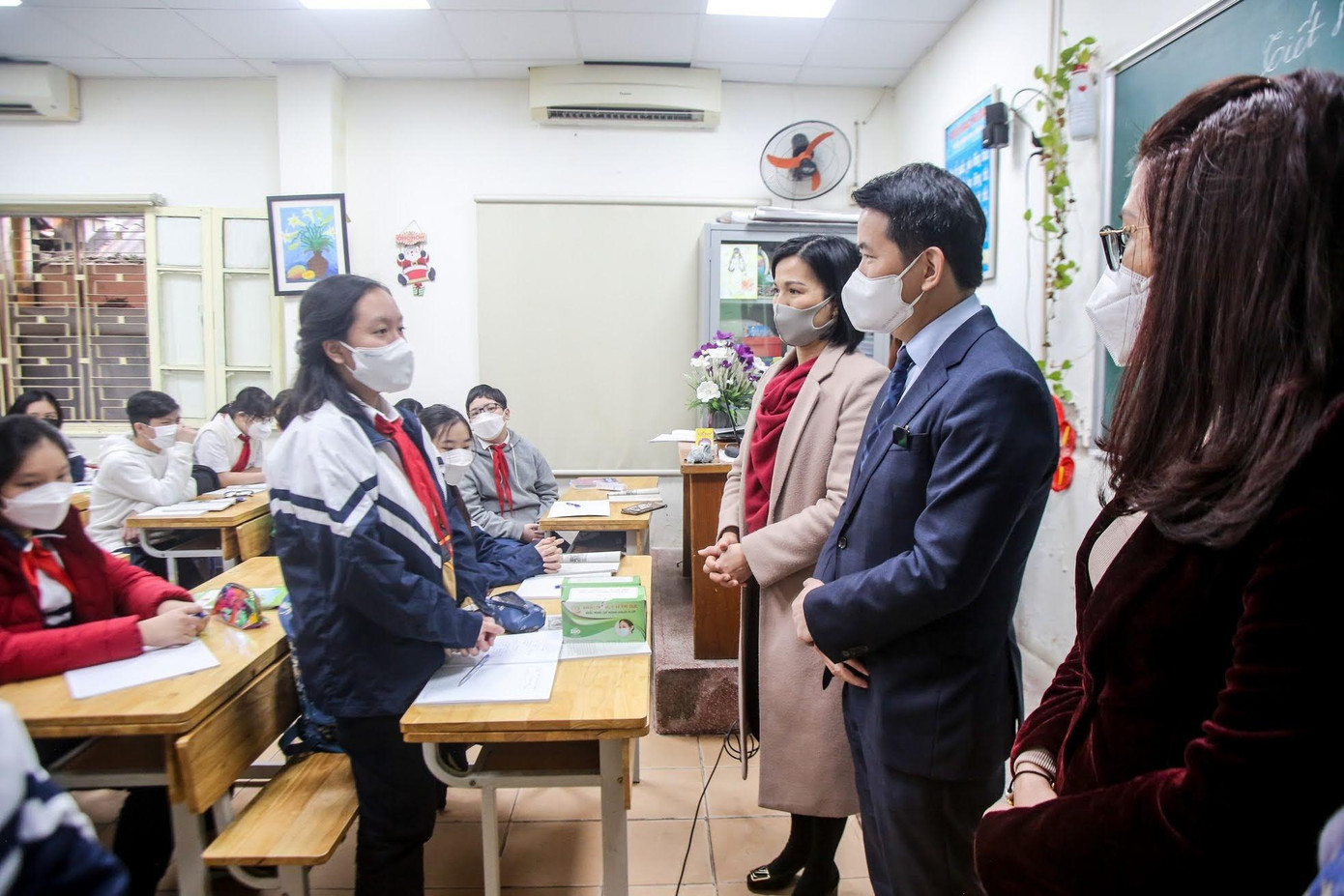 Chủ tịch UBND quận Hoàn Kiếm Phạm Tuấn Long trao đổi với học sinh ngày đầu tiên trở lại trường học. Ảnh: Duy Phạm Chủ tịch UBND quận Hoàn Kiếm Phạm Tuấn Long trao đổi với học sinh ngày đầu tiên trở lại trường học. Ảnh: Duy Phạm