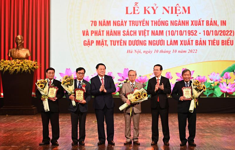 Thường trực Ban Bí thư Võ Văn Thưởng và Trưởng Ban Tuyên giáo T.Ư Nguyễn Trọng Nghĩa tặng biểu trưng cho các đồng chí lão thành là những đại biểu có nhiều thành tích, cống hiến cho ngành Xuất bản, In và Phát hành sách Việt Nam. Ảnh: PV Thường trực Ban Bí thư Võ Văn Thưởng và Trưởng Ban Tuyên giáo T.Ư Nguyễn Trọng Nghĩa tặng biểu trưng cho các đồng chí lão thành là những đại biểu có nhiều thành tích, cống hiến cho ngành Xuất bản, In và Phát hành sách Việt Nam. Ảnh: PV