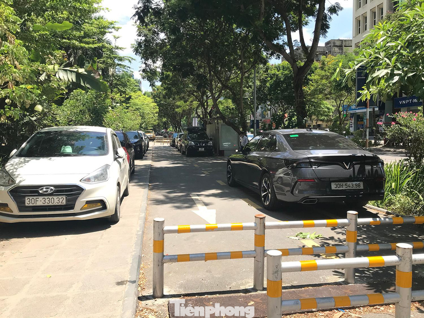 Vỉa hè phố Huỳnh Thúc Kháng (quận Ba Đình, Hà Nội) vốn đã được lập hàng rào ngăn chặn các phương tiện dừng đỗ để dành riêng cho người đi bộ cũng trở thành nơi đỗ xe ô tô. Ảnh: Trường Phong