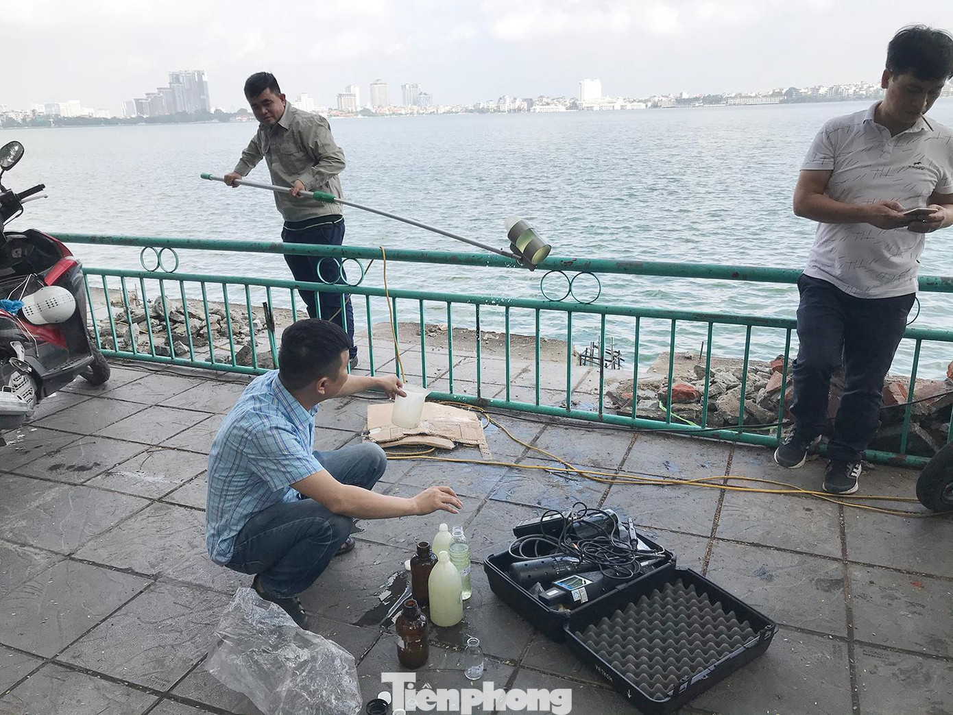 Lấy mẫu nước hồ Tây để quan trắc sáng 18/11. Ảnh: Trường Phong