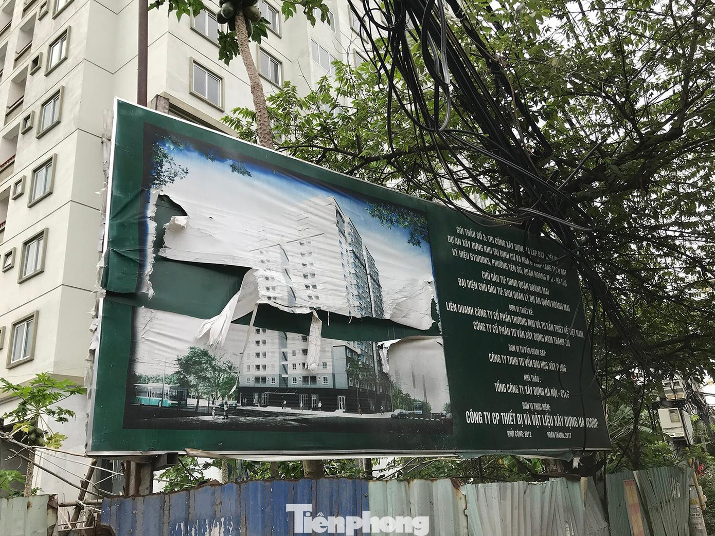 Bên trong vẫn có người trông giữ, nhưng toàn bộ toà nhà chưa được đưa vào sử dụng, vẫn được quây tôn kín. Biển thông tin về dự án đã phai màu theo thời gian. Ảnh: Trường Phong