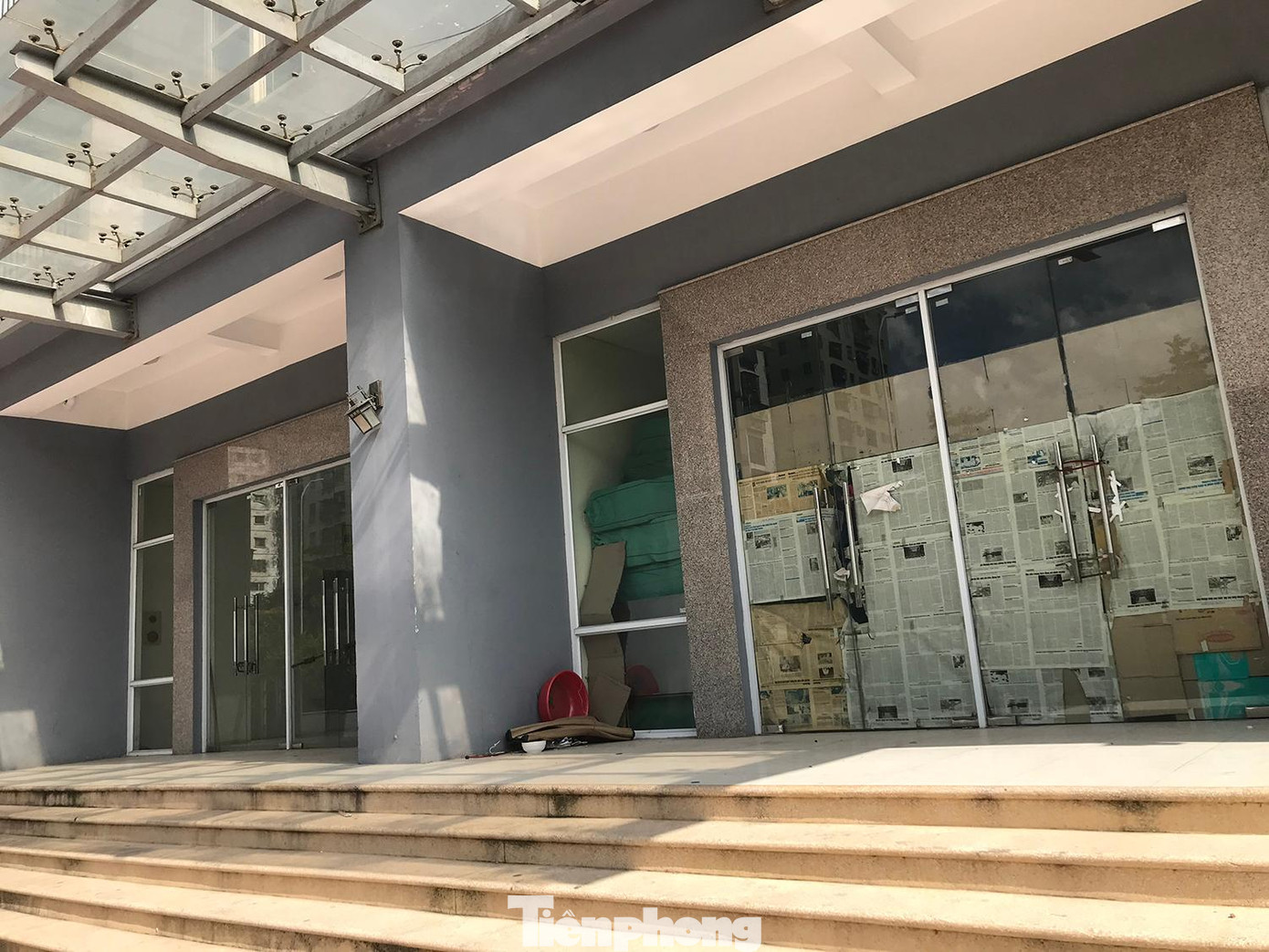 Cửa ra vào toà chung cư được khoá kỹ. Ảnh: Trường Phong