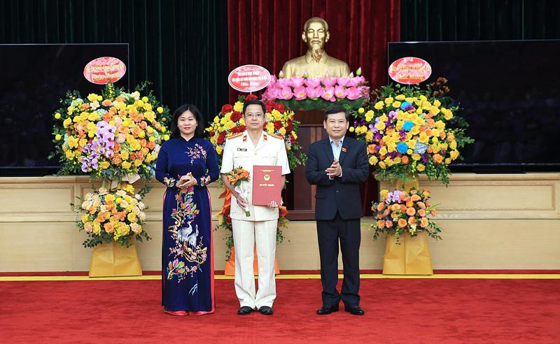 Viện trưởng Viện Kiểm sát nhân dân Tối cao Lê Minh Trí và Phó Bí thư Thường trực Thành ủy Hà Nội Nguyễn Thị Tuyến trao Quyết định và tặng hoa chúc mừng ông Ngô Hồng Sơn. Viện trưởng Viện Kiểm sát nhân dân Tối cao Lê Minh Trí và Phó Bí thư Thường trực Thành ủy Hà Nội Nguyễn Thị Tuyến trao Quyết định và tặng hoa chúc mừng ông Ngô Hồng Sơn.