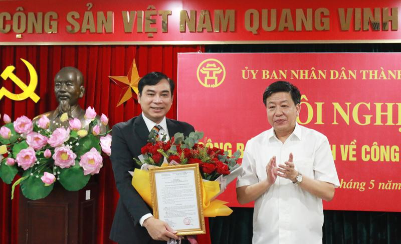 Phó Chủ tịch UBND thành phố Hà Nội Dương Đức Tuấn trao quyết định và tặng hoa chúc mừng ông Đào Duy Phong. Phó Chủ tịch UBND thành phố Hà Nội Dương Đức Tuấn trao quyết định và tặng hoa chúc mừng ông Đào Duy Phong.