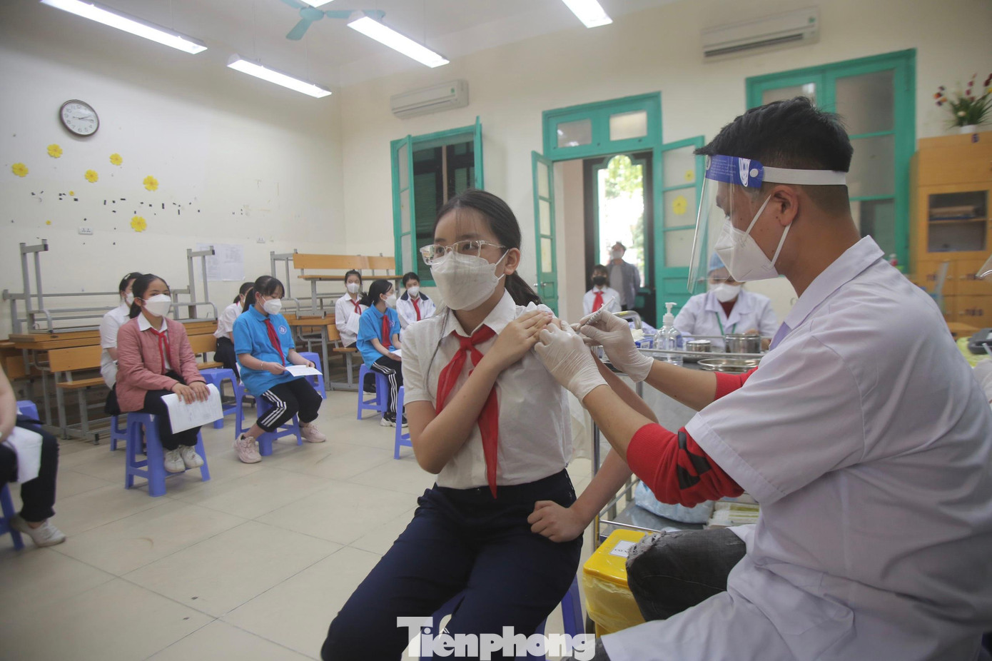 Học sinh Hà Nội tiêm vắc xin COVID-19. Ảnh: PV