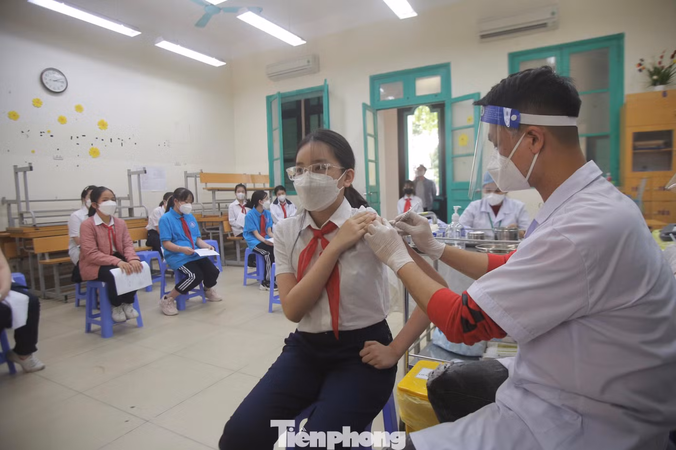 Học sinh Hà Nội tiêm vắc xin COVID-19. Ảnh: PV