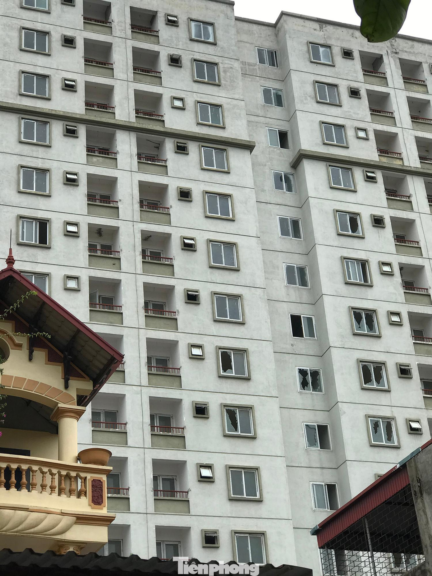 Một số căn hộ tại toà nhà bị hư hỏng nặng phần kính cửa sổ. Ảnh: Trường Phong