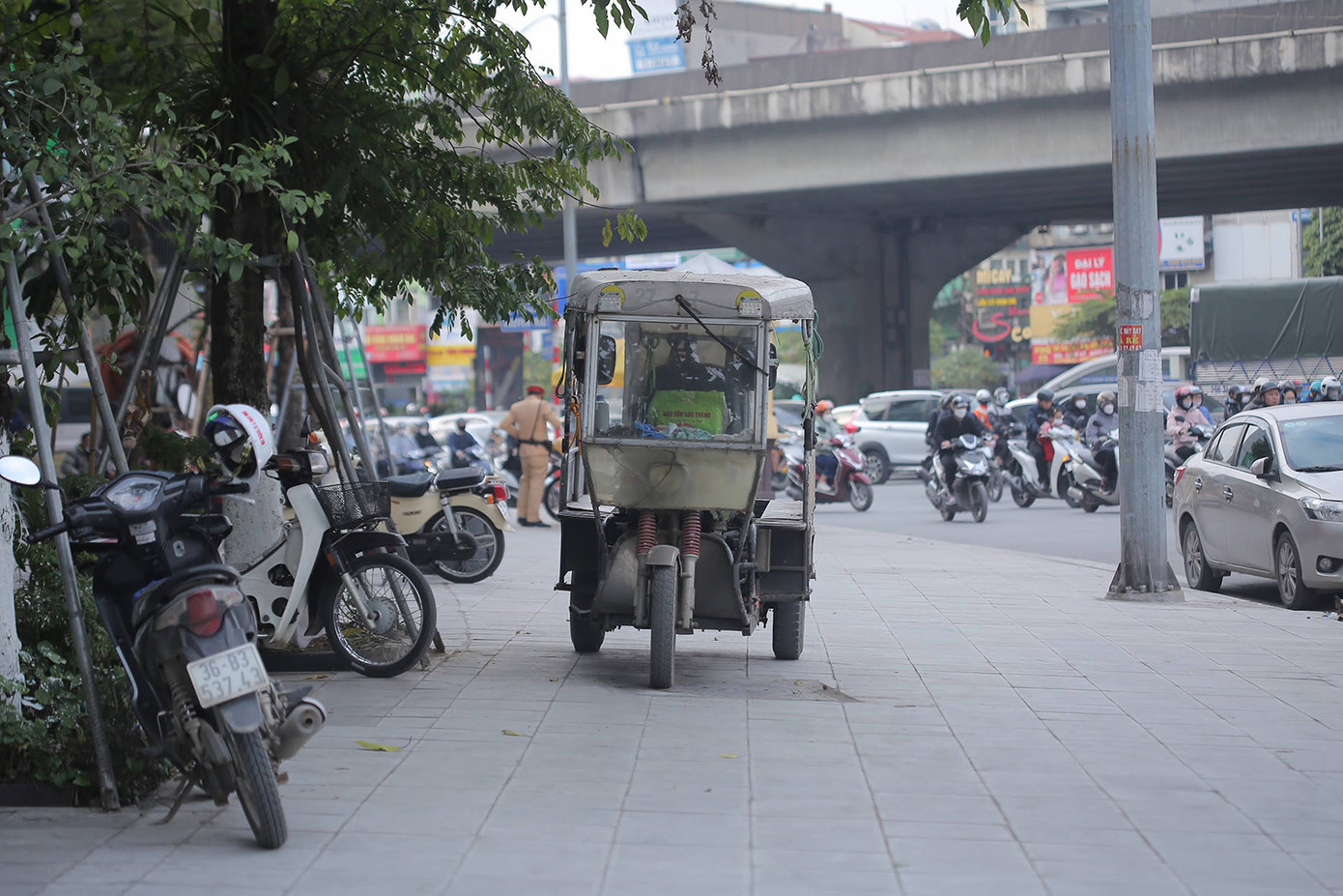 Một chiếc xe lam dừng đỗ trên vỉa hè đường Nguyễn Trãi. Ảnh: Duy Phạm