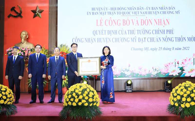 Phó Bí thư Thường trực Thành uỷ Hà Nội Nguyễn Thị Tuyến thừa uỷ quyền của Thủ tướng Chính phủ, trao Quyết định công nhận huyện Nông thôn mới cho đại diện lãnh đạo huyện Chương Mỹ. Ảnh: PV Phó Bí thư Thường trực Thành uỷ Hà Nội Nguyễn Thị Tuyến thừa uỷ quyền của Thủ tướng Chính phủ, trao Quyết định công nhận huyện Nông thôn mới cho đại diện lãnh đạo huyện Chương Mỹ. Ảnh: PV