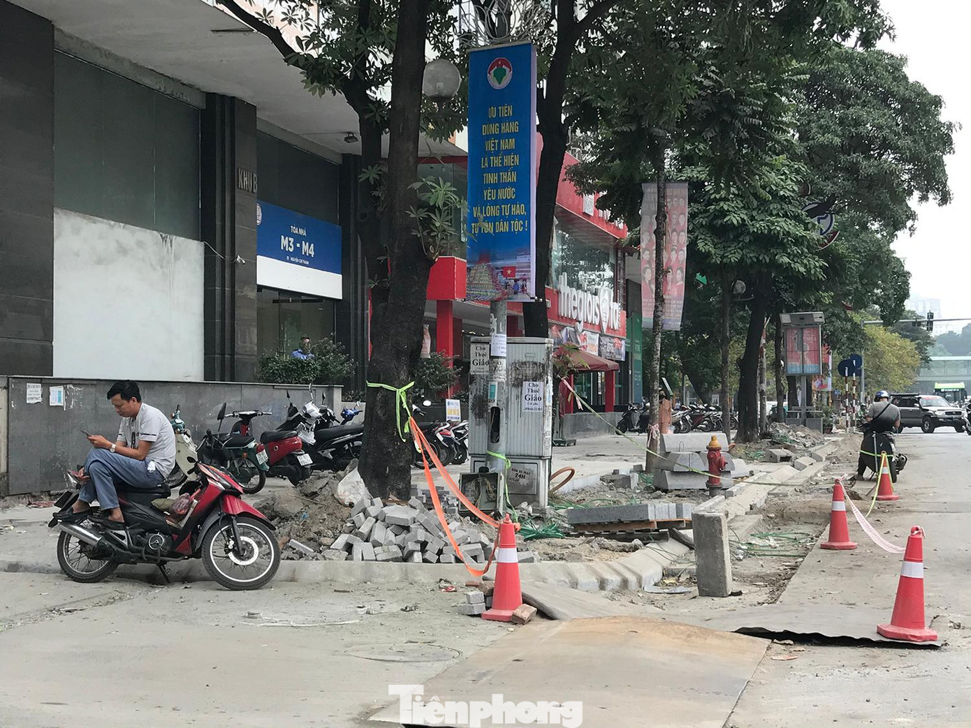 Tuyến phố Nguyễn Chí Thanh hiện đang thi công vỉa hè, gây nhiều bất tiện cho người dân, phương tiện giao thông đặc biệt vào giờ cao điểm. Ảnh: Trường Phong Tuyến phố Nguyễn Chí Thanh hiện đang thi công vỉa hè, gây nhiều bất tiện cho người dân, phương tiện giao thông đặc biệt vào giờ cao điểm. Ảnh: Trường Phong