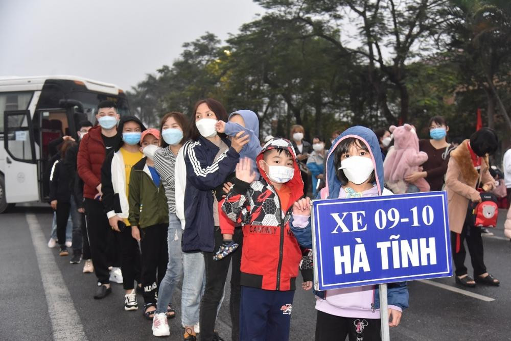 Công nhân lao động và gia đình được hỗ trợ về quê đón Tết. Ảnh: PV