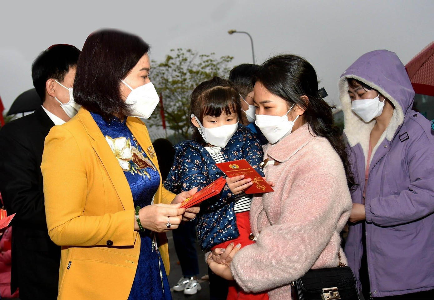 Phó Bí thư Thường trực Thành uỷ Hà Nội Nguyễn Thị Tuyến tặng quà cho con em công nhân, người lao động. Ảnh: PV
