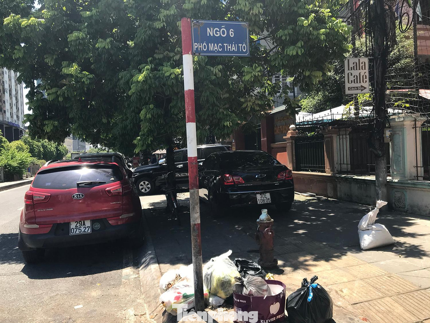 Ô tô dừng đỗ trên vỉa hè, lòng đường phố Mạc Thái Tổ (quận Cầu Giấy).