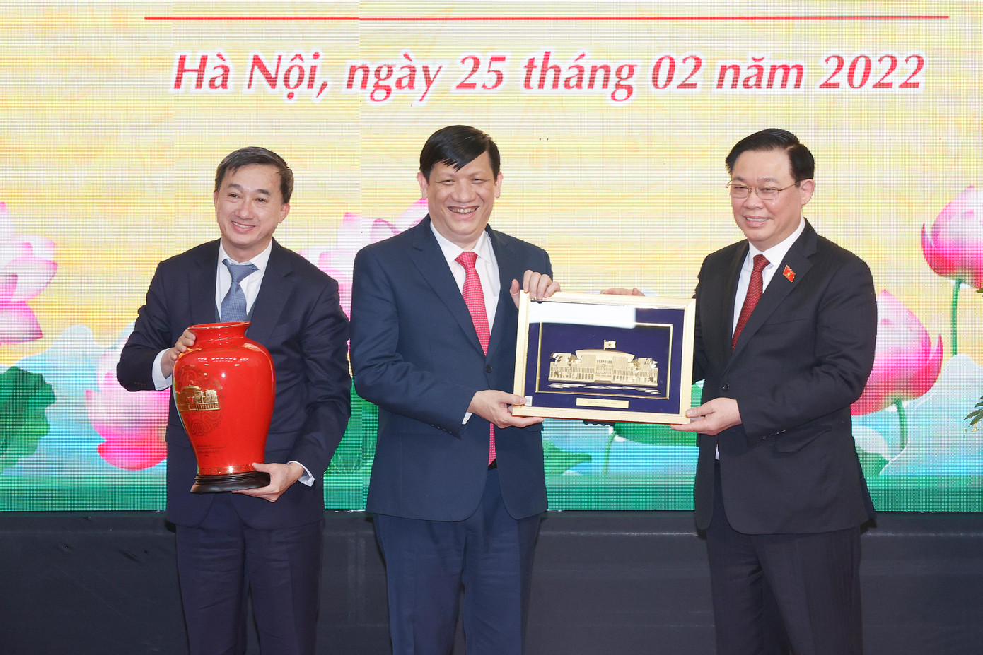 GS.TS Vương Đình Huệ, Chủ tịch Quốc hội chúc mừng, tặng quà lưu niệm lãnh đạo Bộ Y tế