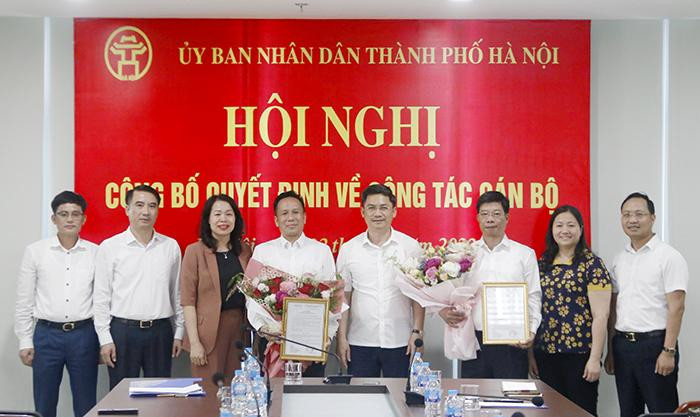 Phó Chủ tịch UBND thành phố Hà Nội Hà Minh Hải tặng hoa chúc mừng hai tân Phó Giám đốc Sở Tài chính Hà Nội. Phó Chủ tịch UBND thành phố Hà Nội Hà Minh Hải tặng hoa chúc mừng hai tân Phó Giám đốc Sở Tài chính Hà Nội.