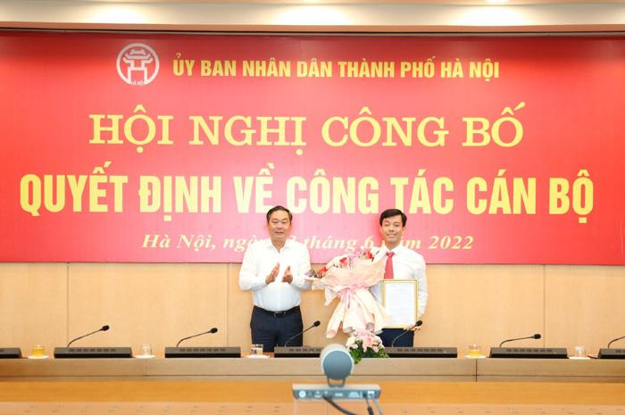 Phó Chủ tịch Thường trực UBND thành phố Lê Hồng Sơn trao Quyết định và tặng hoa chúc mừng ông Cù Ngọc Trang Phó Chủ tịch Thường trực UBND thành phố Lê Hồng Sơn trao Quyết định và tặng hoa chúc mừng ông Cù Ngọc Trang