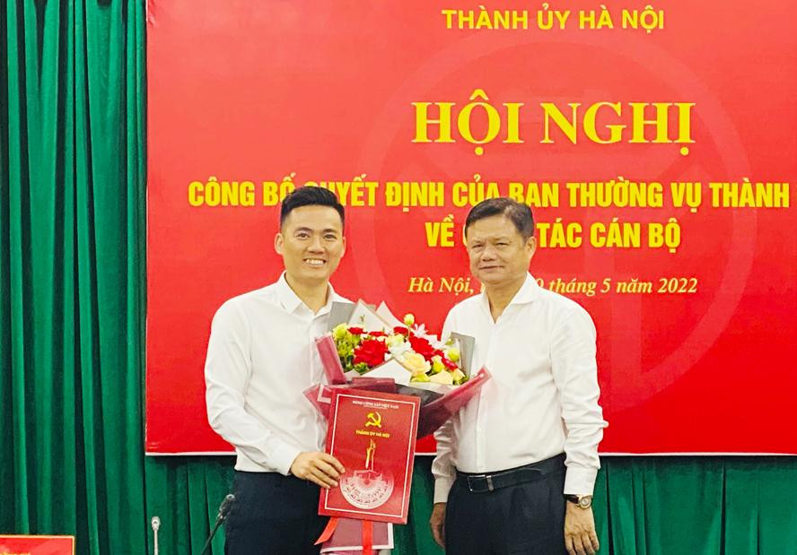 Trưởng Ban Tổ chức Thành uỷ Hà Nội Vũ Đức Bảo trao quyết định cho ông Lý Duy Xuân