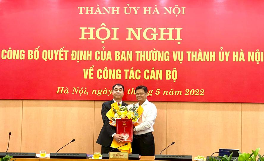 Trưởng Ban Tổ chức Thành uỷ Hà Nội Vũ Đức Bảo trao quyết định cho ông Phạm Văn Chiến