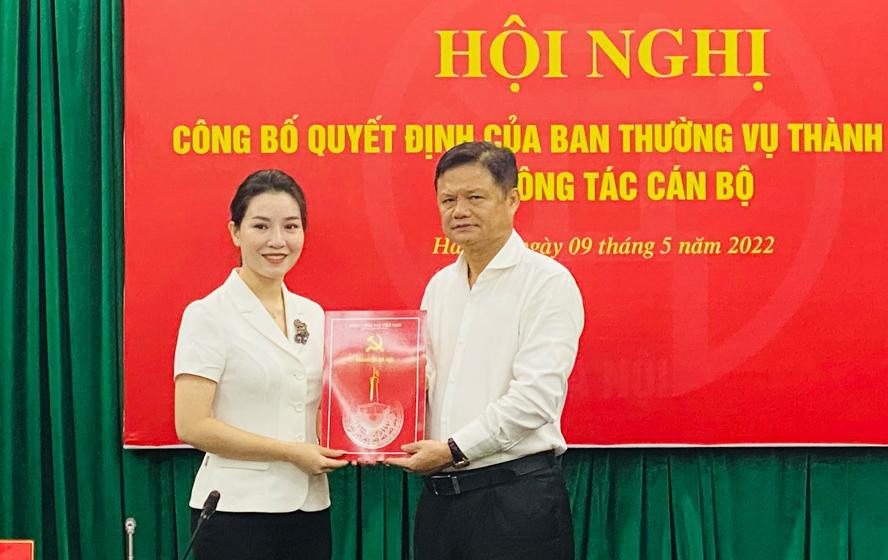 Trưởng Ban Tổ chức Thành uỷ Hà Nội Vũ Đức Bảo trao quyết định cho bà Bùi Thị Lan Phương