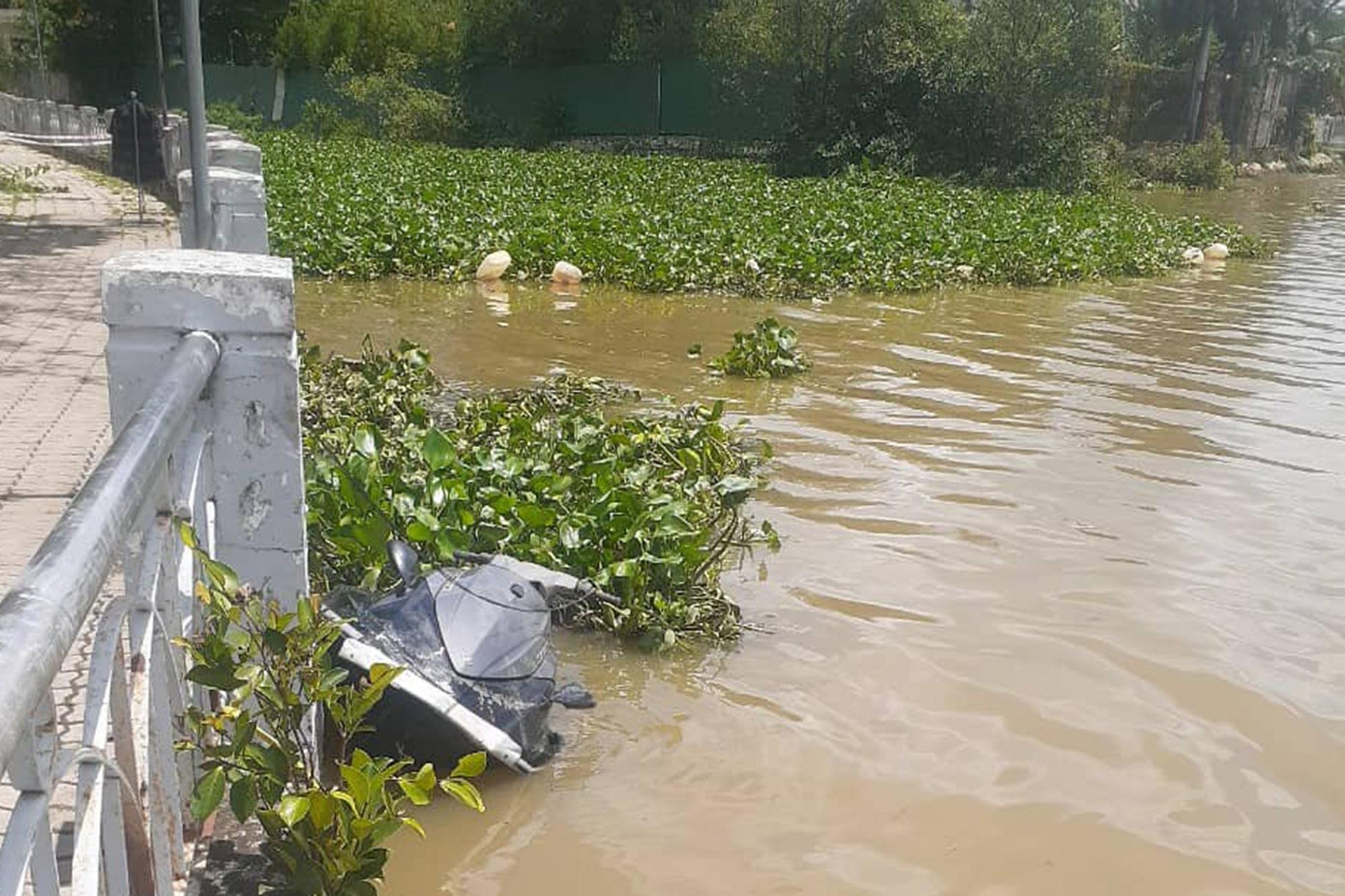 Chiếc mô tô nước được người dân neo vào bờ sau tai nạn. Chiếc mô tô nước được người dân neo vào bờ sau tai nạn.