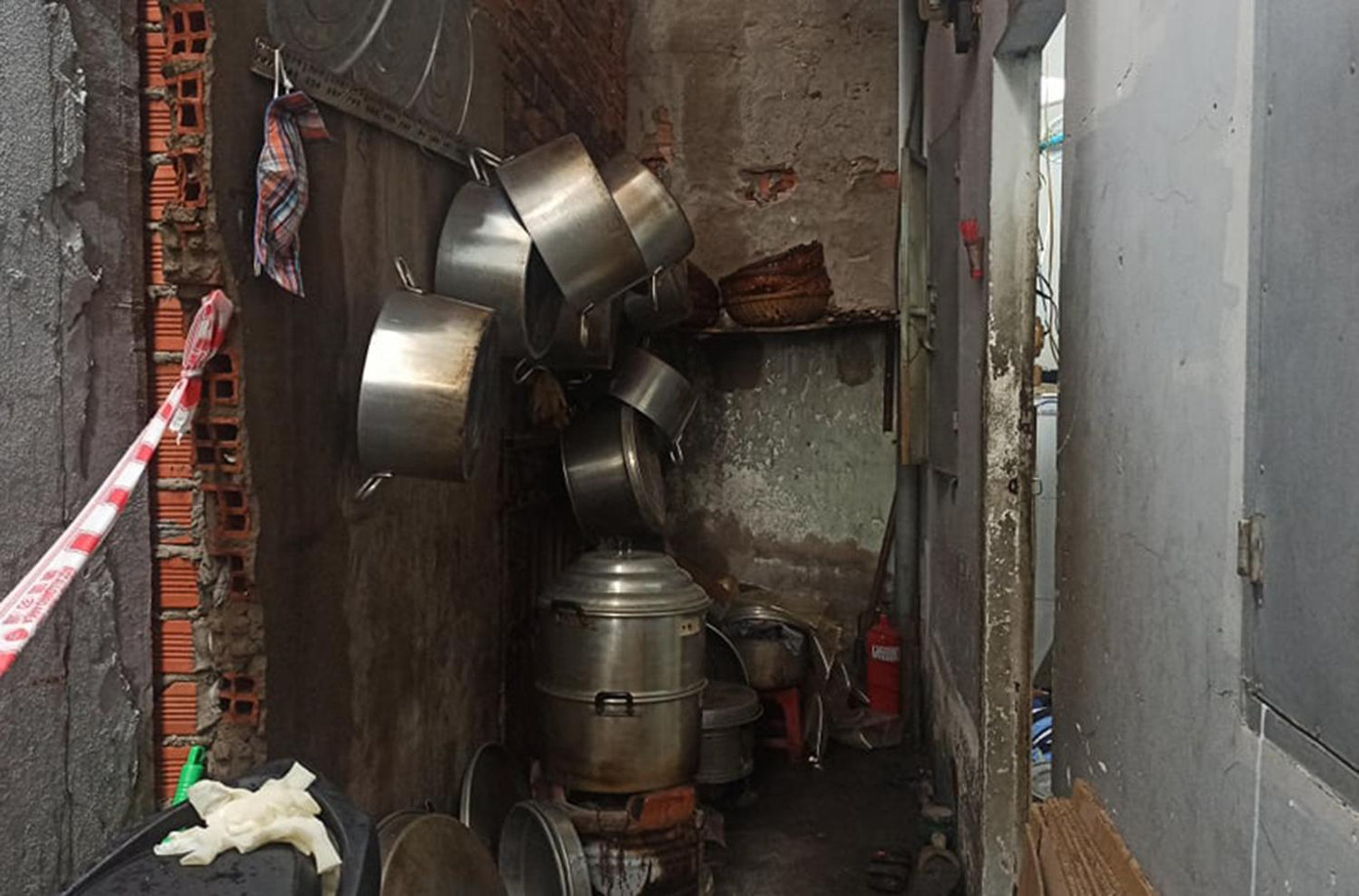 Trước phòng trọ của gia đình nạn nhân có bếp than.