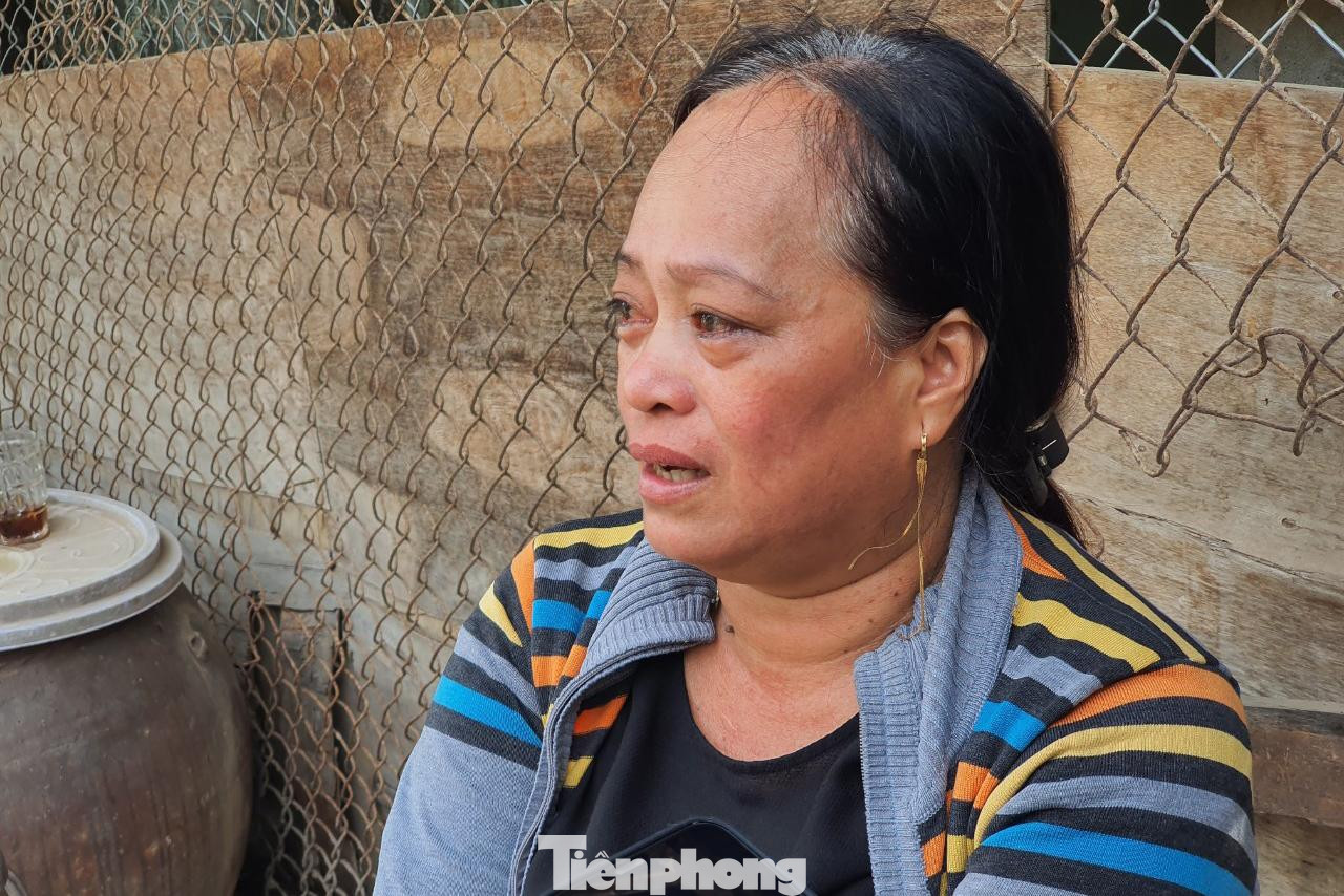 Bà ngoại đau đớn trước sự ra đi đột ngột của hai cháu bé. Bà ngoại đau đớn trước sự ra đi đột ngột của hai cháu bé.