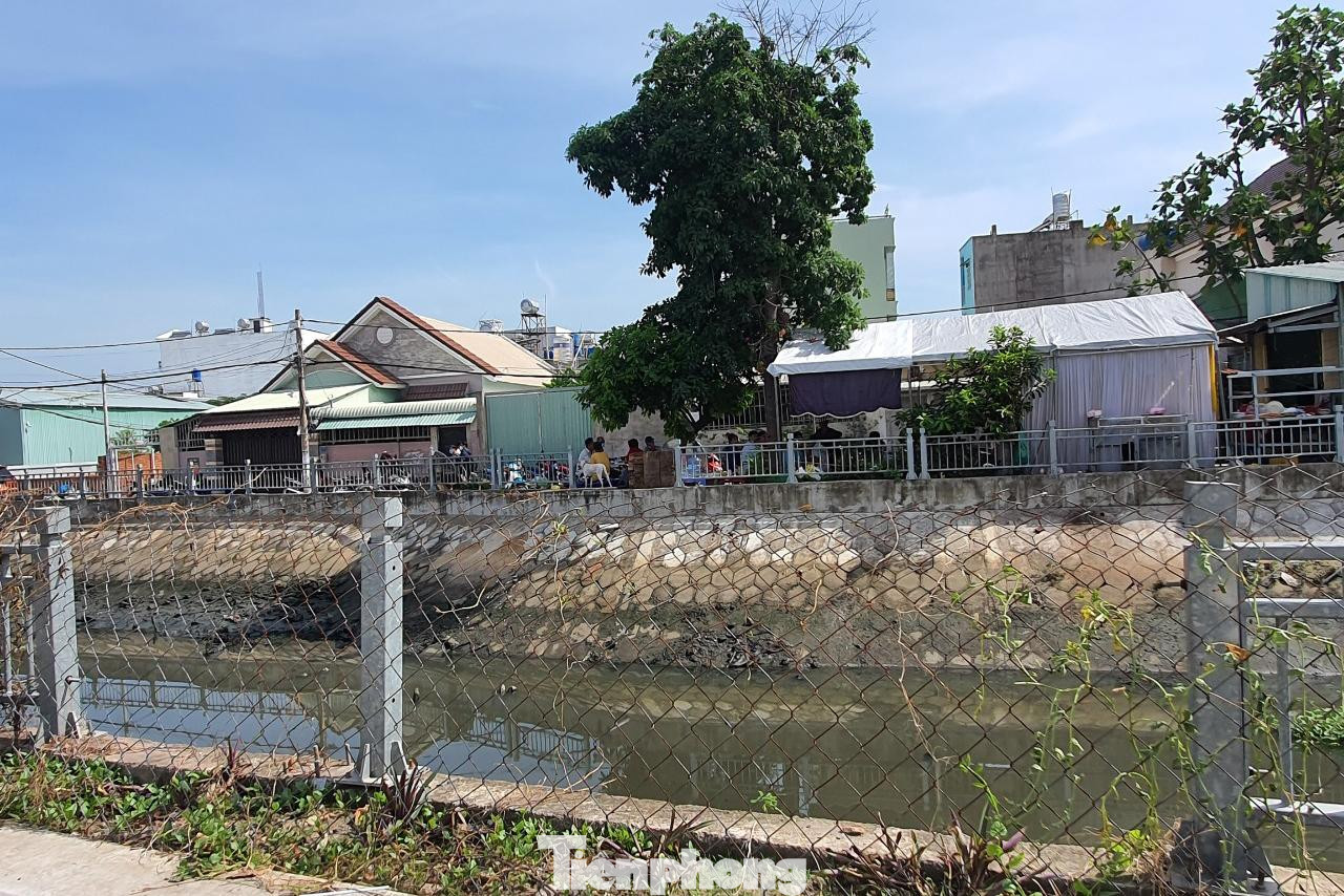 Đoạn bờ kênh bị khuyết lan can, người dân phải dùng lưới thép để rào chắn. Đoạn bờ kênh bị khuyết lan can, người dân phải dùng lưới thép để rào chắn.