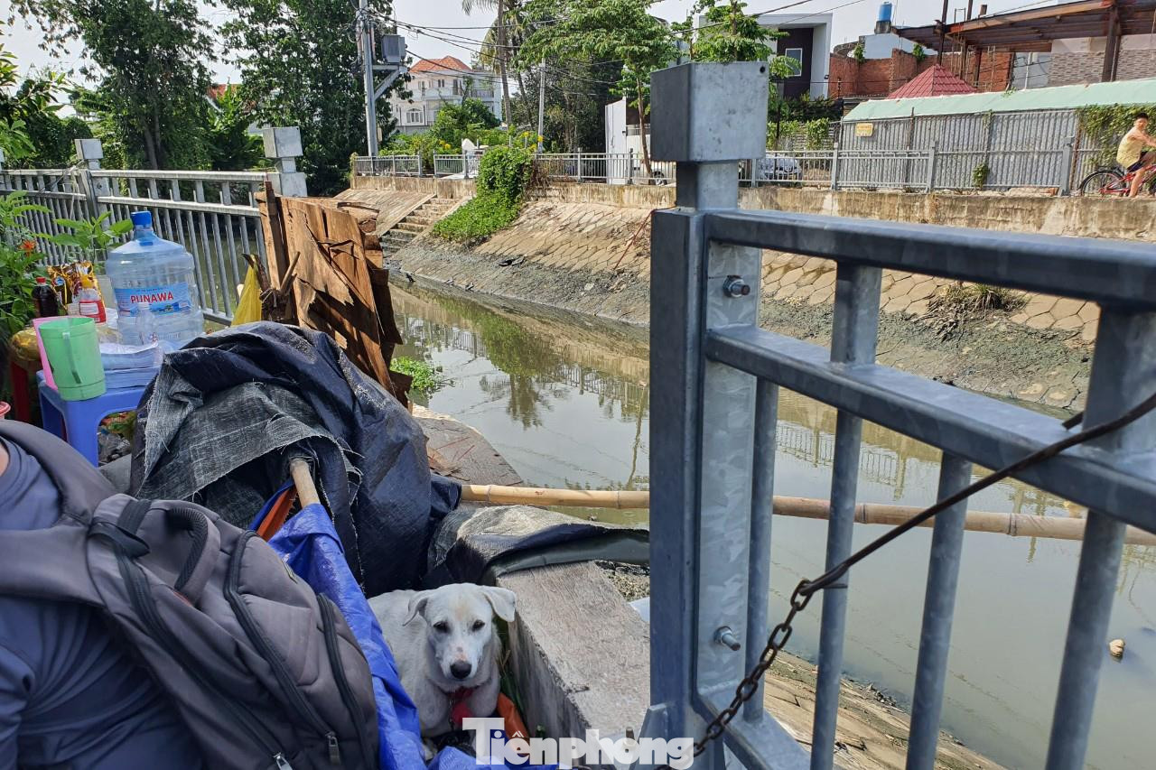 Đoạn lan can bờ kênh trước nhà nạn nhân bị khuyết thanh chắn bảo vệ. Đoạn lan can bờ kênh trước nhà nạn nhân bị khuyết thanh chắn bảo vệ.