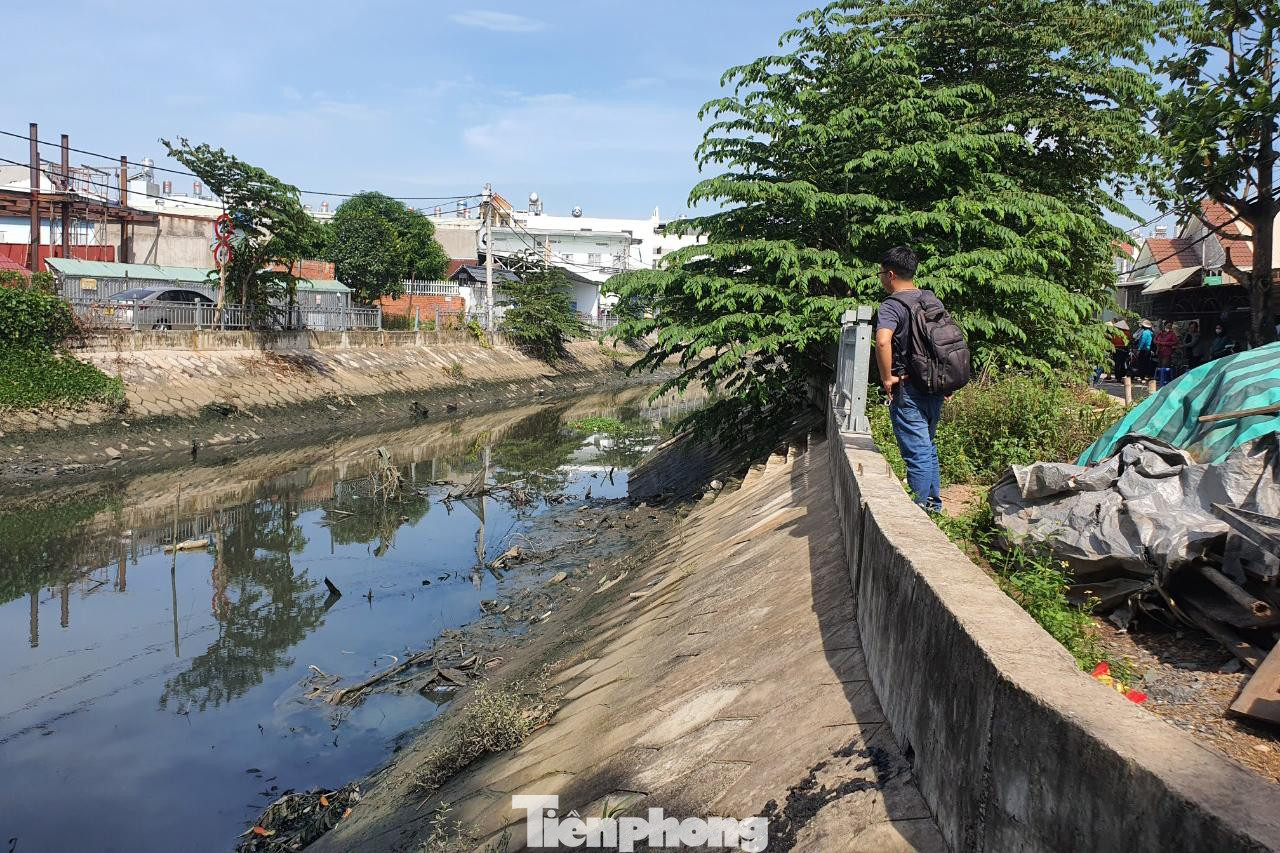 Nhiều đoạn bờ kênh bị khuyết lan can gây nguy hiểm cho trẻ em. Nhiều đoạn bờ kênh bị khuyết lan can gây nguy hiểm cho trẻ em.