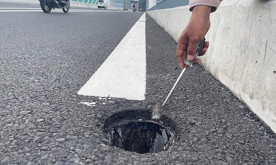 Nắp cống trên cầu Thủ Thiêm 2 bị lấy trộm. Nắp cống trên cầu Thủ Thiêm 2 bị lấy trộm.