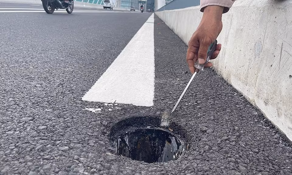 Nắp cống bị lấy cắp.