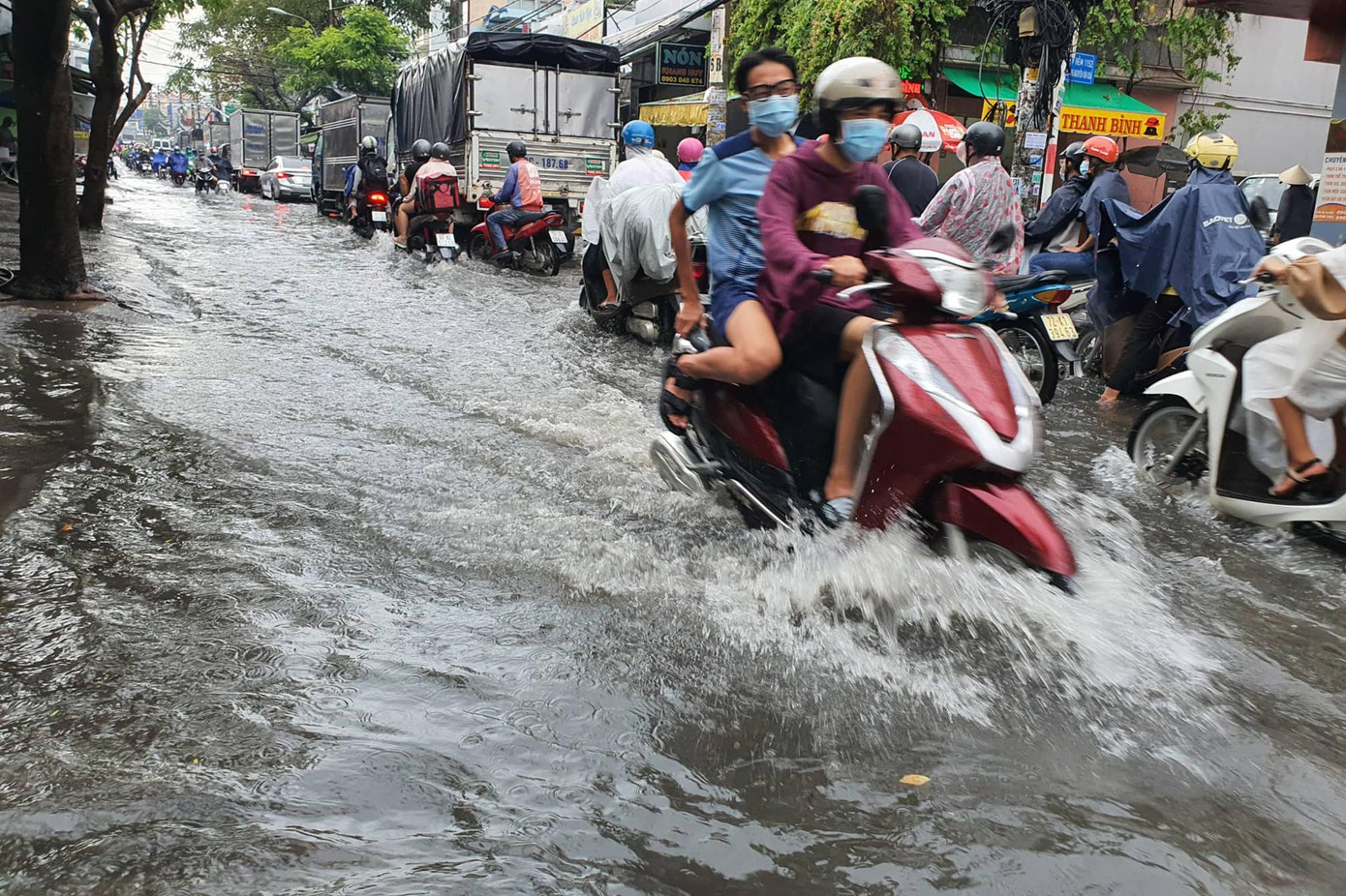 Đường Nguyễn Văn Quá đoạn qua phường Đông Hưng Thuận, quận 12 ngập nặng khiến giao thông gặp nhiều khó khăn. Đường Nguyễn Văn Quá đoạn qua phường Đông Hưng Thuận, quận 12 ngập nặng khiến giao thông gặp nhiều khó khăn.