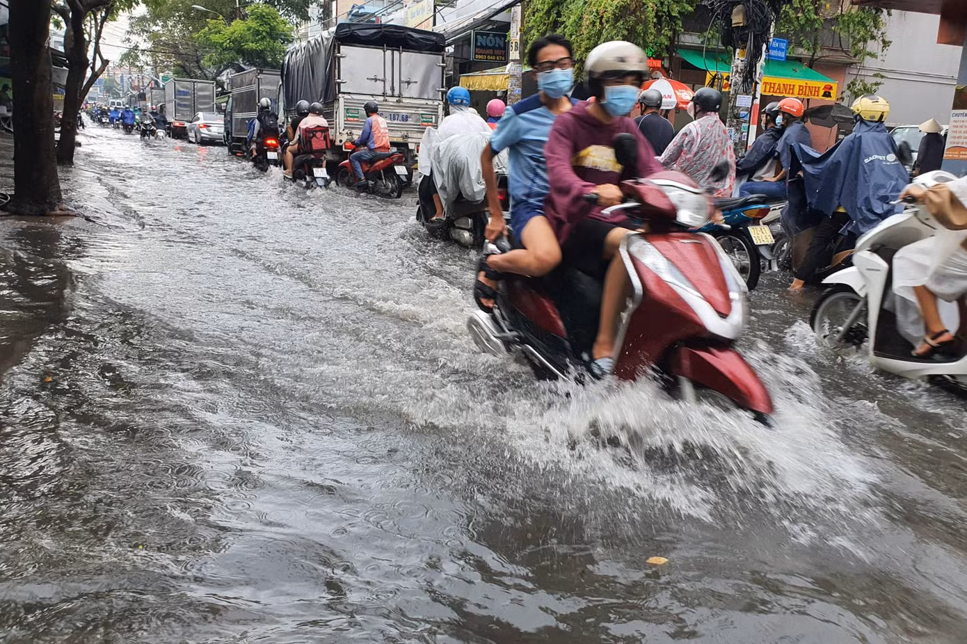 Đường Nguyễn Văn Quá ngập sâu chiều 21/5. Đường Nguyễn Văn Quá ngập sâu chiều 21/5.