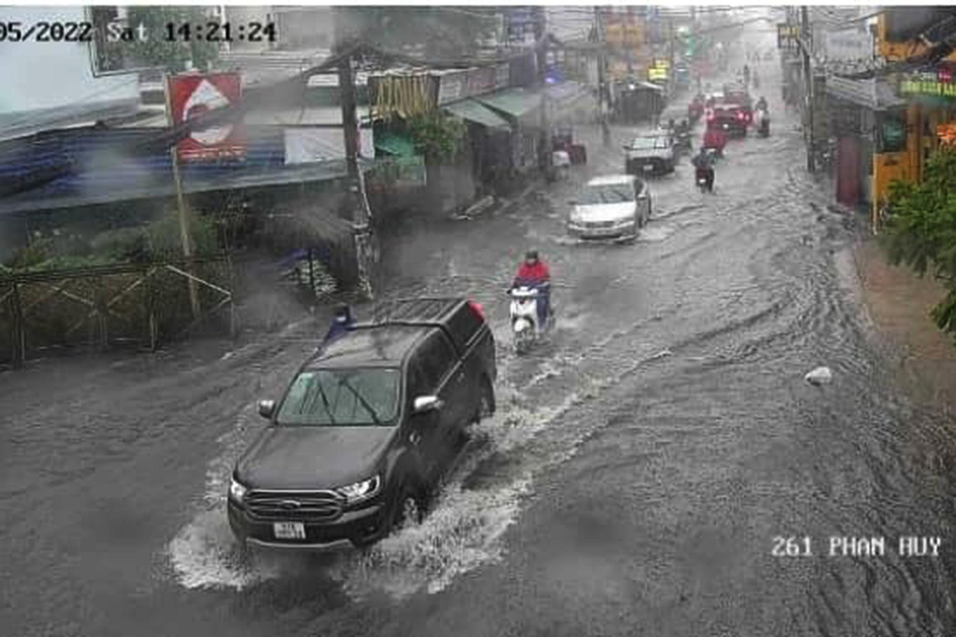 Đường Phan Huy Ích mênh mông nước trong cơn mưa chiều. Đường Phan Huy Ích mênh mông nước trong cơn mưa chiều.