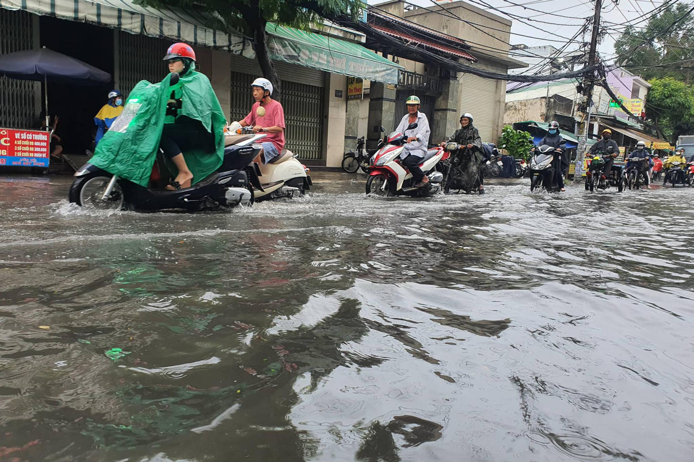 Đường ngập không chỉ gây khó khăn cho người tham gia giao thông mà ảnh hưởng đến việc kinh doanh của người dân trong khu vực. Đường ngập không chỉ gây khó khăn cho người tham gia giao thông mà ảnh hưởng đến việc kinh doanh của người dân trong khu vực.