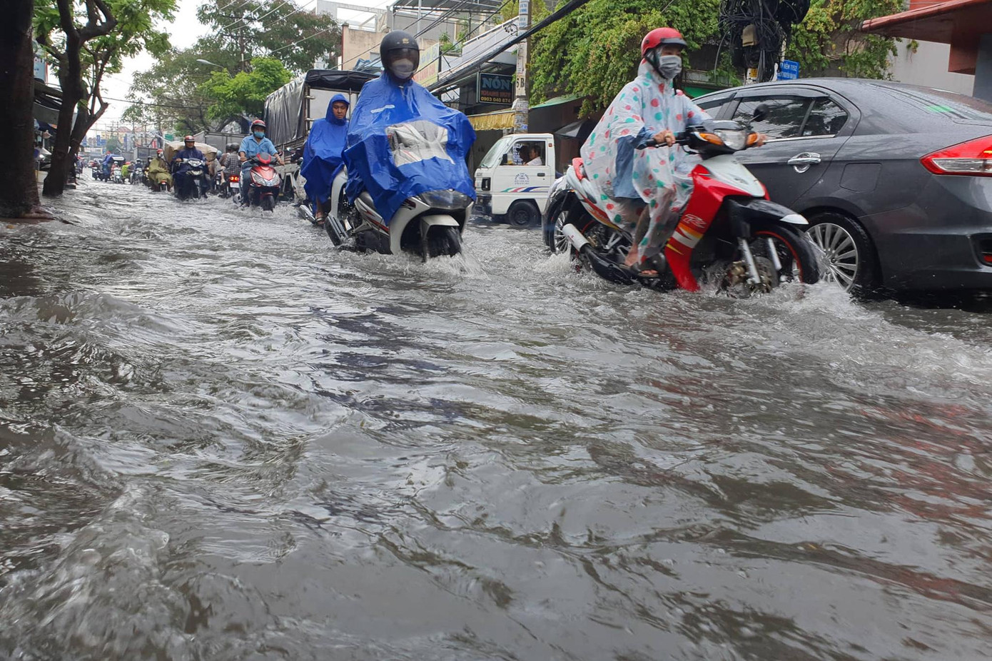 Người đi xe máy phải cố gắng tăng ga để tránh nước tràn vào ống pô gây chết máy. Người đi xe máy phải cố gắng tăng ga để tránh nước tràn vào ống pô gây chết máy.
