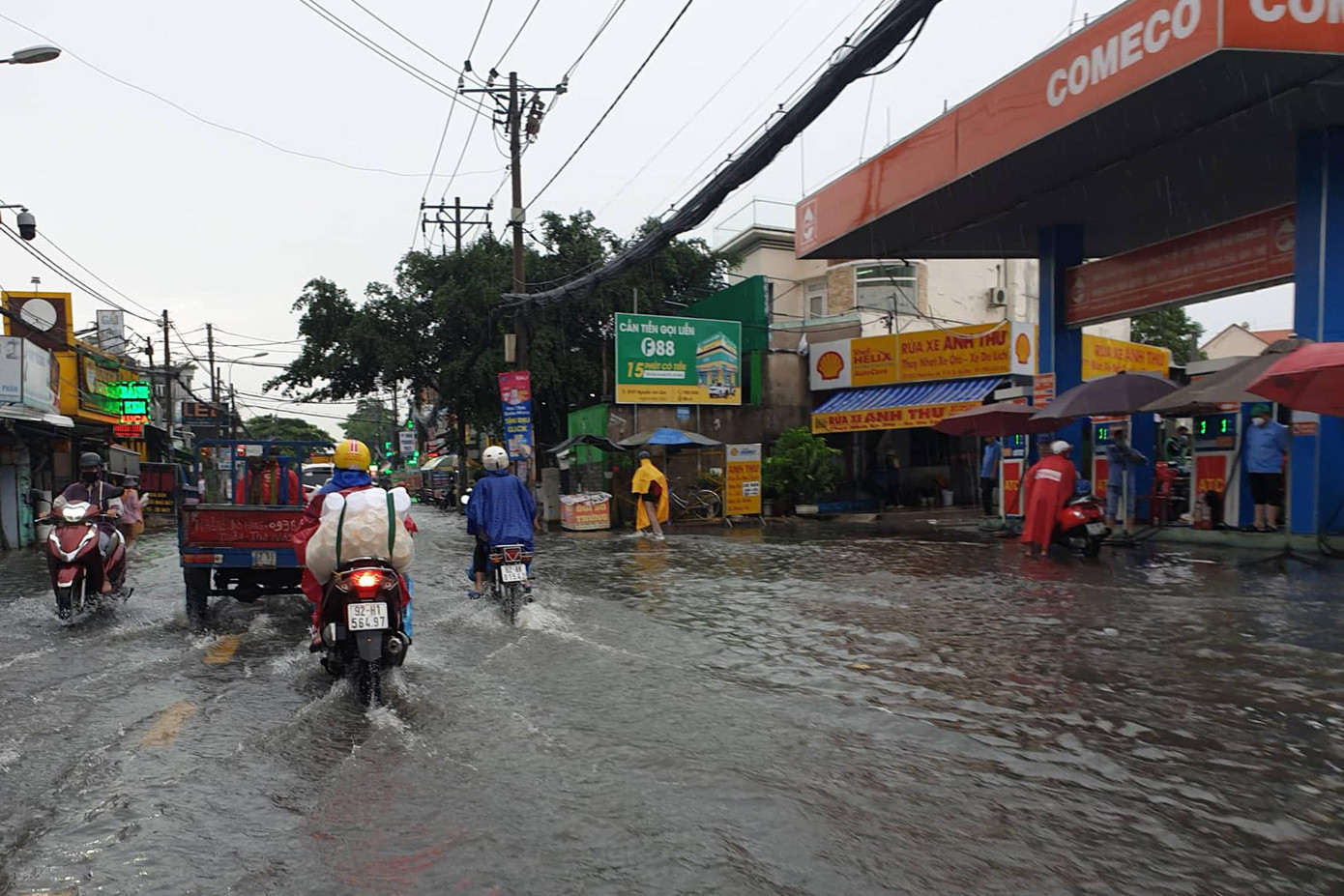 Nước ngập từ mặt đường, tràn vào cây xăng trên đường Phan Huy Ích, quận Gò Vấp. Nước ngập từ mặt đường, tràn vào cây xăng trên đường Phan Huy Ích, quận Gò Vấp.