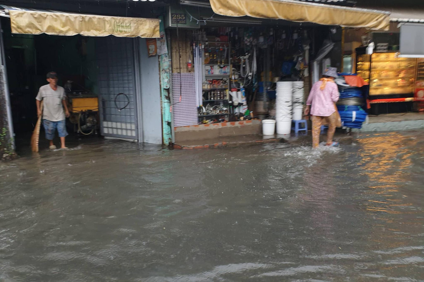 Một hộ dân trên đường Phan Huy Ích phải kê cao tài sản để tránh hư hỏng vì nước tràn từ ngoài đường vào nhà. Một hộ dân trên đường Phan Huy Ích phải kê cao tài sản để tránh hư hỏng vì nước tràn từ ngoài đường vào nhà.