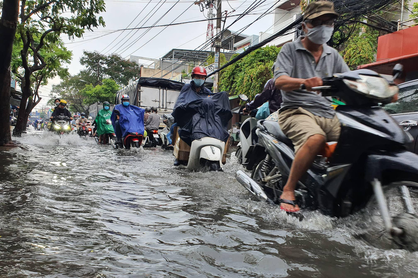 Đường Nguyễn Văn Quá, quận 12 ngập nặng sau cơn mưa chiều nay. Đường Nguyễn Văn Quá, quận 12 ngập nặng sau cơn mưa chiều nay.